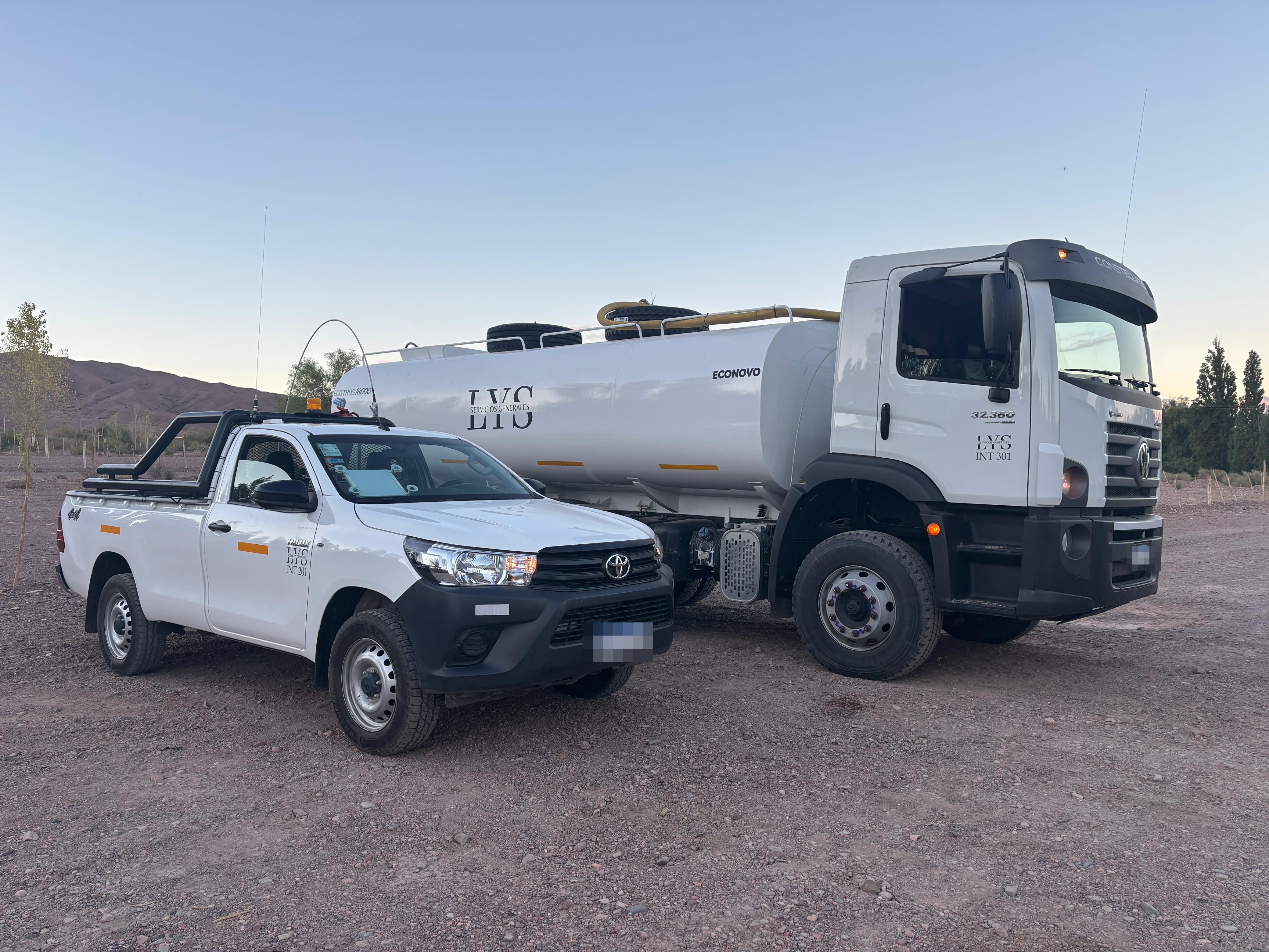 Camioneta y camión cisterna LYS en operación